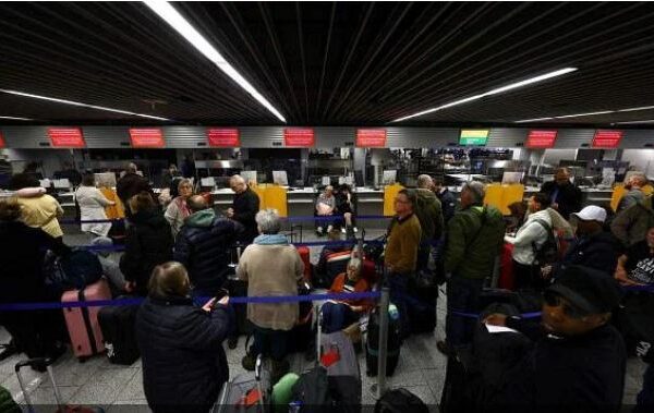 Lufthansa IT fault strands thousands of passengers worldwide