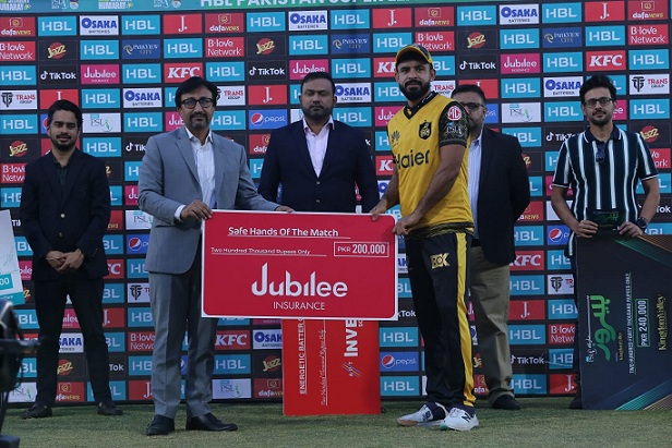 Jubilee Life Insurance’s Atif Dildar Khan presenting safe hand of the Match award to Aamer Jamal