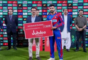 Jubilee Life Insurance Saqib Hayat Mirza presenting safe hand of the Match Award to Muhammad Akhlaq