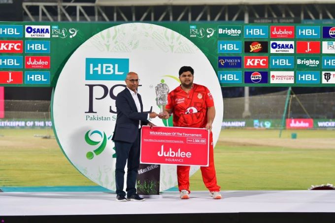 Javed Ahmed, Managing Director and CEO, Jubilee Life Insurance presents the Wicket keeper of the Tournament Award to Azam Khan