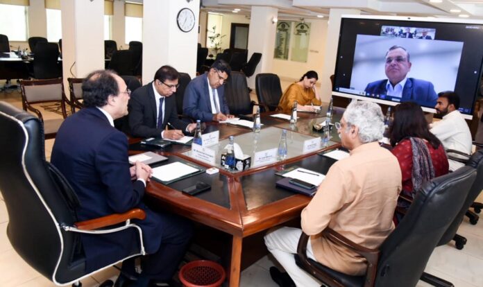 Aurangzeb engages with SCB on expanding investment opportunities